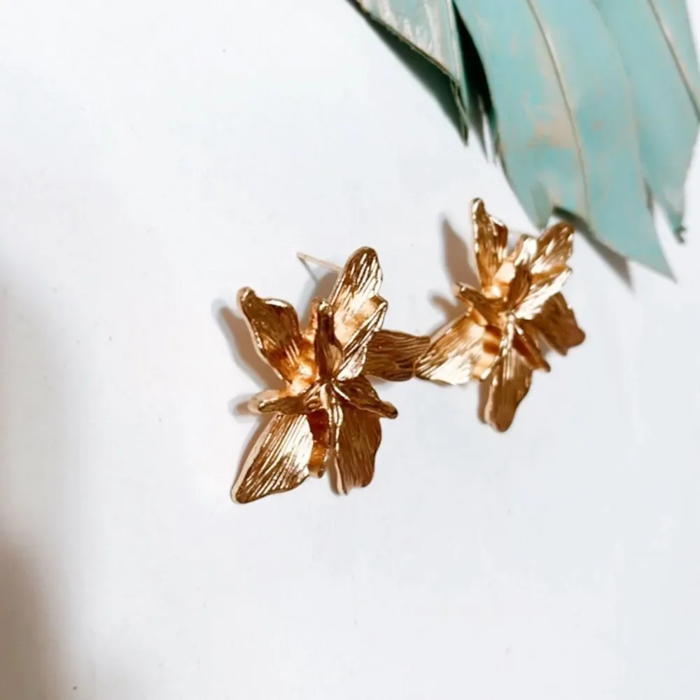 Gold flower stud earrings S142 - Picture 3 of 3